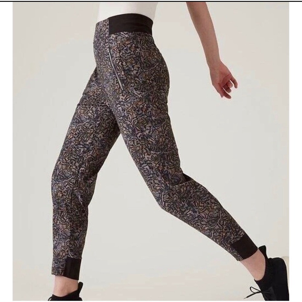 Athleta Trekkie North Jogger‎ 6 Gray Black Abstract Ripstop Zip Pocket Tapered